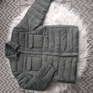 Mens lightweight puffer coat. Size Medium Olive green. Never worn.